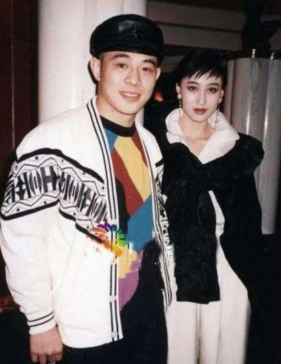 马上成为赌王五太的利智，为何最后嫁给了李连杰呢？