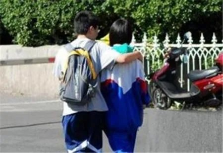 在校早恋遭开除 学生早恋该如何教育?