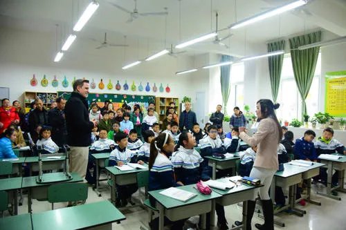 老师教室贴太阳膜观察学生引热议，评价为何褒贬不一？