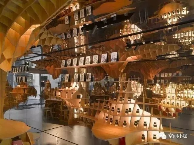 这家极具未来感的香水店，像一个长方形的盒子