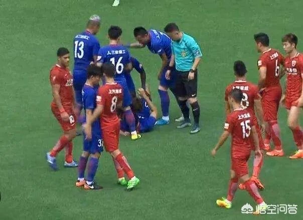 上港对阵申花,裁判取消孙世林红牌,改判柏佳骏红牌,球迷直言两人都该罚下,你怎么看?
