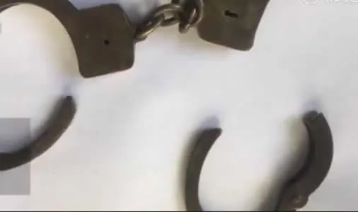 捡到手铐当手镯戴是什么情况：真相详情让人苦笑不得