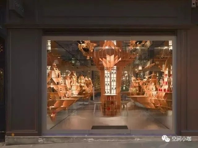 这家极具未来感的香水店，像一个长方形的盒子