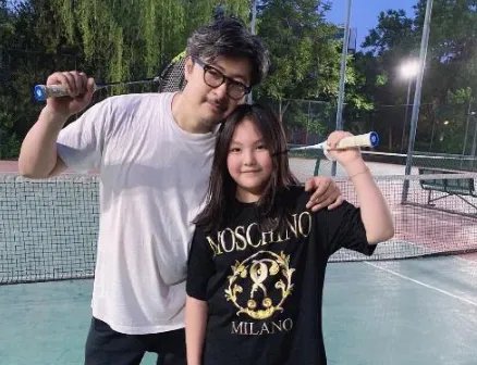 10岁王诗龄与妈妈吵架,直接挂断李湘电话,她的家教为何这么差?