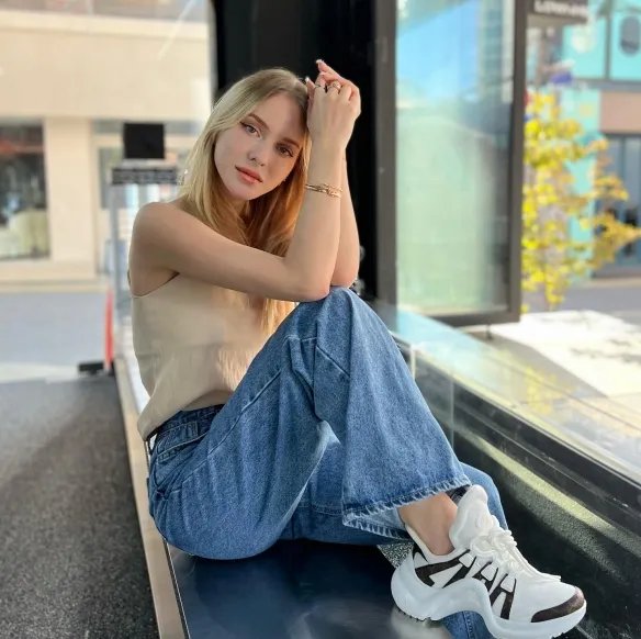 举手投足间风情万种！优雅妩媚的法国女主播Caroline