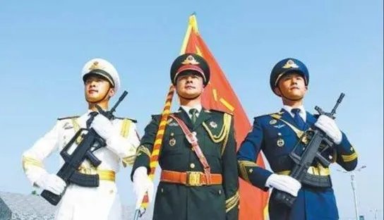 仪仗兵风吹日晒不眨眼，这背后有怎样的坚持？