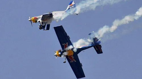 德国发生飞机相撞事故,两名特技飞行员撞机身亡,事故原因是什么?