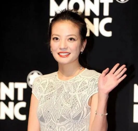 赵薇新片什么时候上映 在美国杀青晒红唇美照