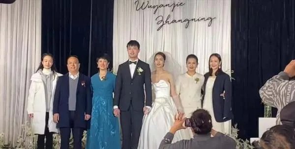 王鸥现身妹妹婚礼，路人镜头下的她状态如何？