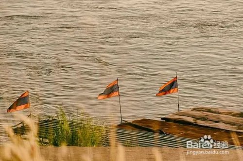 依山傍水打一字谜