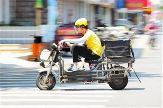 外卖小哥因差评痛哭视频被辟谣，平台对外卖小哥能有更人性的制度吗？