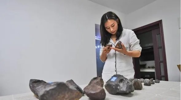 贵阳女孩在什么地方捡回600多颗陨石？