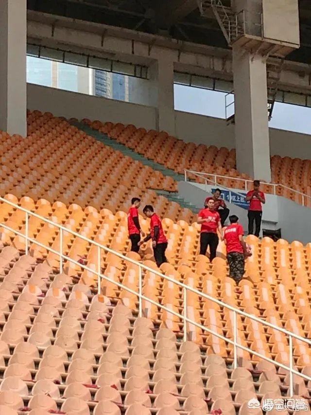 恒大集团为什么会买球票送球衣呢？