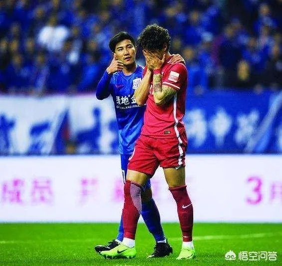 上港对阵申花,裁判取消孙世林红牌,改判柏佳骏红牌,球迷直言两人都该罚下,你怎么看?