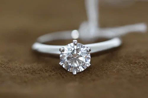 6克拉钻戒多少钱 女性适合佩戴多大的钻戒