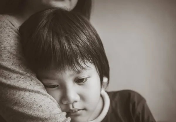 15岁男孩为救母放弃中考，教育部该给其开通免试入学吗？