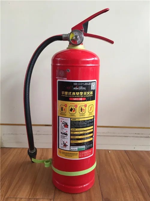 使用水基灭火器时,应射向火源哪个位置