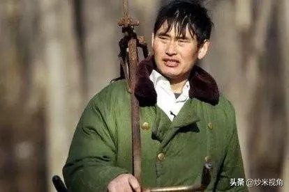 大衣哥朱之文这几年频繁被村里人骚扰，他为啥不搬到城里去住呢？