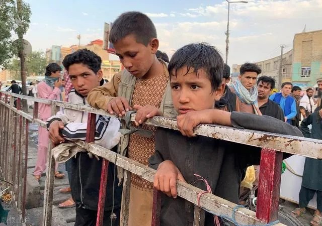 美国运输机飞离喀布尔机场时，3人从机上坠落身亡，为何有大批民众想离开阿富汗？