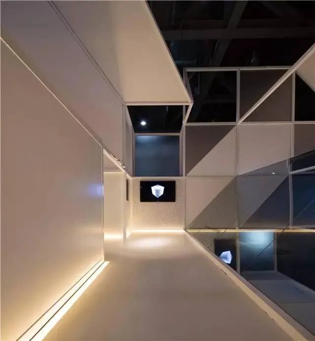 用如此摩登手法打造出来的魔术空间,要多酷有多酷!