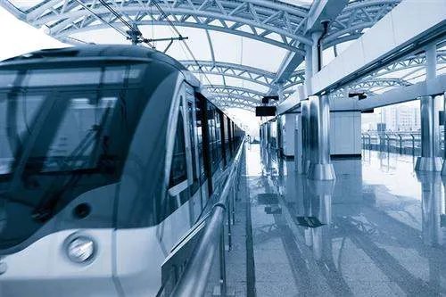 男子地铁打骂女生化妆不给老人让座，此事来龙去脉是什么？