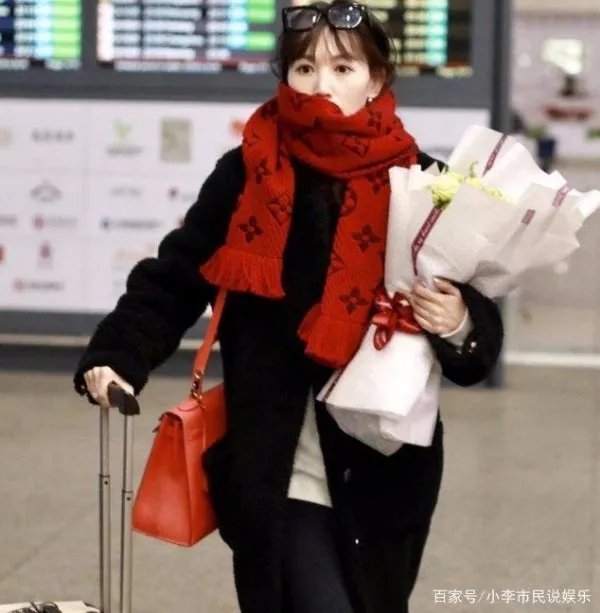 马蓉机场获粉丝赠花，微博炫耀无比开心，这是不是助长歪风邪气？