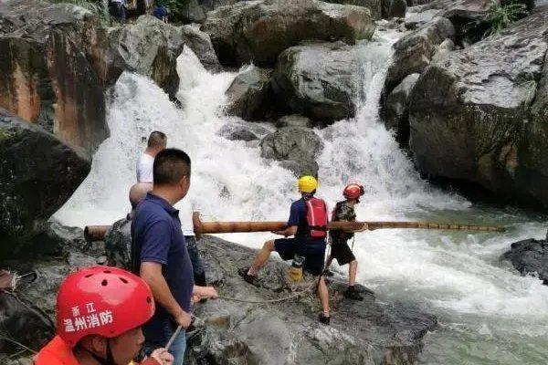 消防员被洪水冲走之前发生了什么?