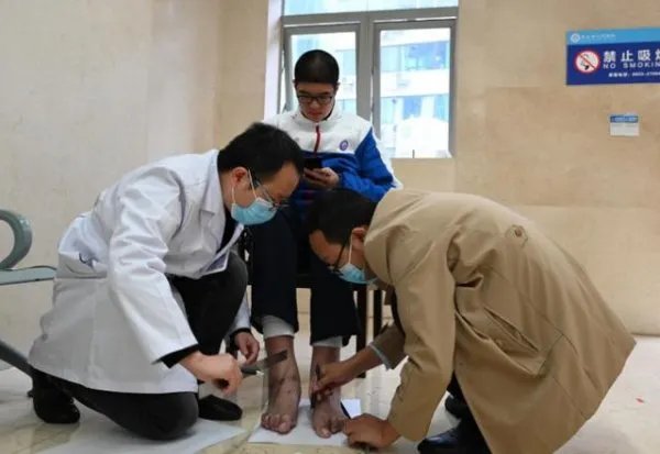 14岁男孩身高2.21米挑战吉尼斯纪录,你觉得是好是坏?