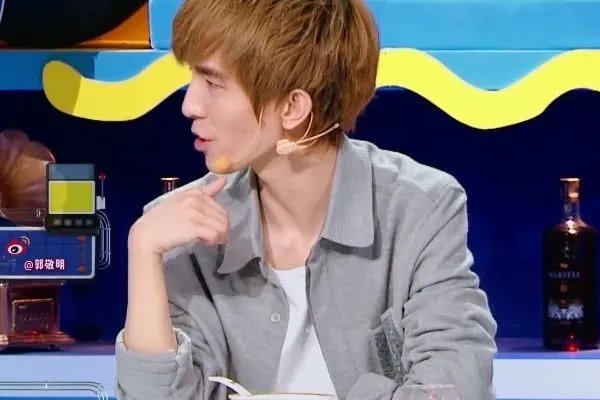 有人说郭敬明爱炫富跟童年心里创伤有关，他童年受到过什么心理创伤？