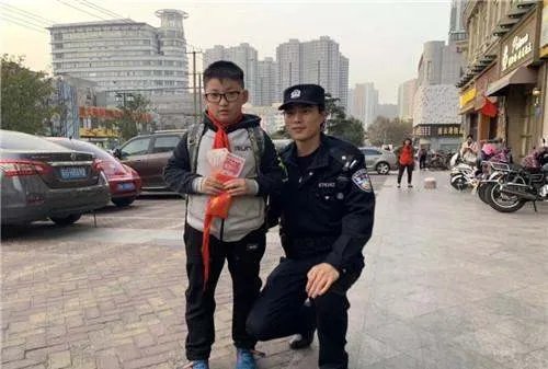 小学生捡到50元后组团上交派出所！小学生身上有哪些可贵的品质？
