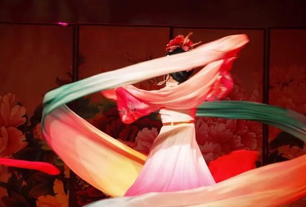 李玉刚镜花水月水袖多长