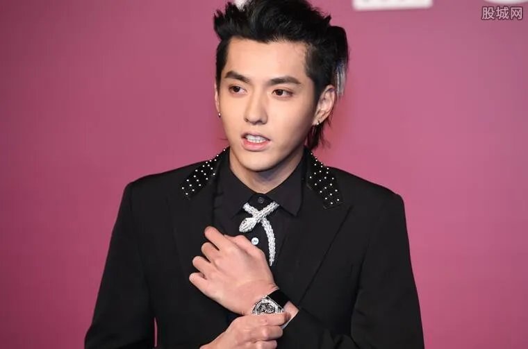 刘洲成下跪骂吴亦凡 曾怒砸牌匾惹怒粉丝