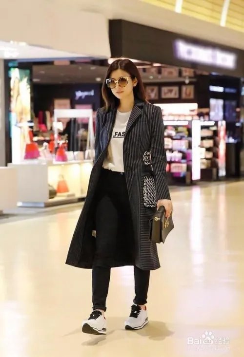 看陈妍希产后首亮相，衣服巧搭秀美腿！