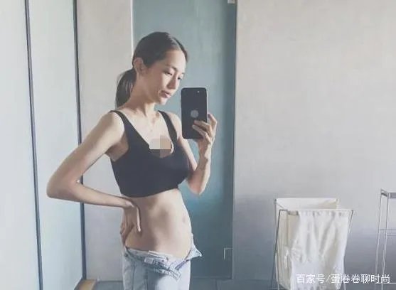 余文乐老婆晒孕照，距生产7周时肚子却仍平坦，女儿早产仅1斤重吗？