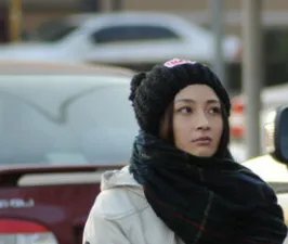 姚笛被拍到与一位高大男子一起现身酒吧，她是有新恋情了吗？