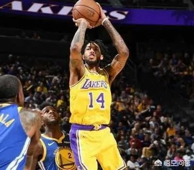 穆雷为了破纪录垃圾时间投篮刷分,欧文怒不可遏将球砸向观众席,你怎么看?