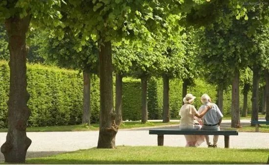 退休老夫妻周游80国，游猎、住城堡，过最酷养老生活！