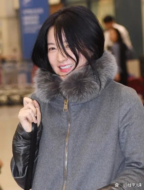 51岁李英爱近况曝光,罕与老公同框互动,她的状态看上去如何?