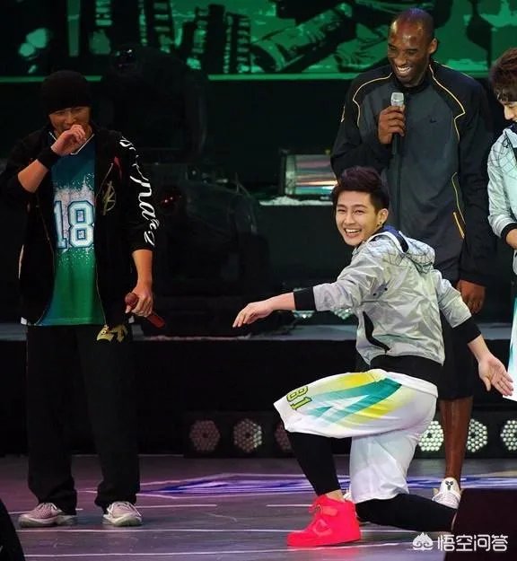 如何看待科比球迷下跪闻鞋？