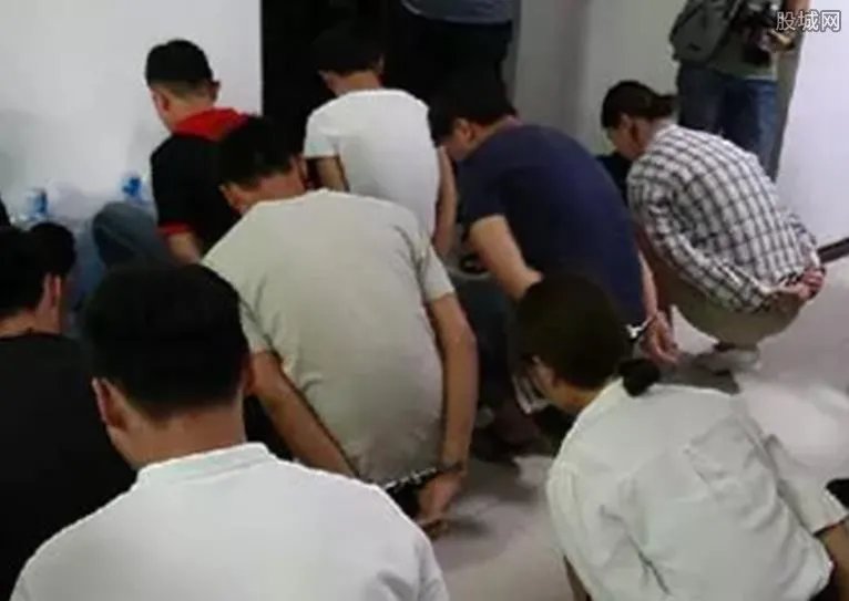 他用美女照赚1500万 警方带点钞机去清点内幕曝光