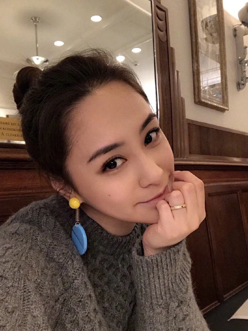 阿娇晒高中校服照