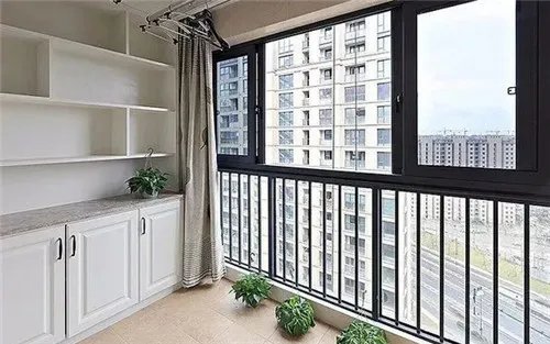 在原有玻璃护栏上怎样封阳台