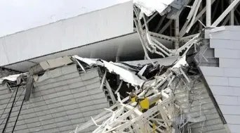 广州一地铁站出口吊顶坍塌，导致坍塌的原因是什么？