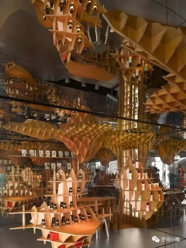 这家极具未来感的香水店，像一个长方形的盒子