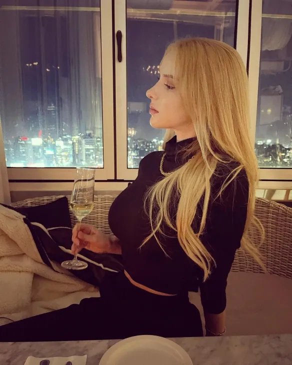 举手投足间风情万种！优雅妩媚的法国女主播Caroline