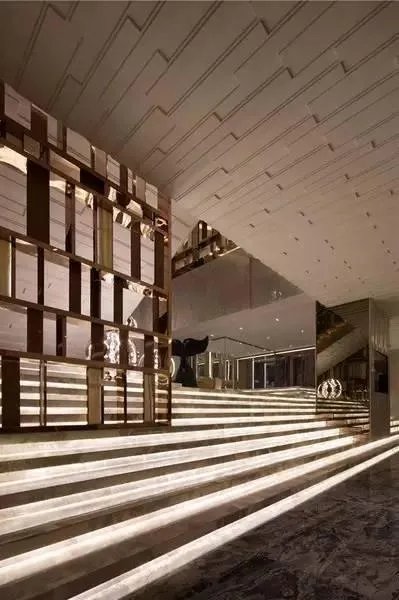 用如此摩登手法打造出来的魔术空间,要多酷有多酷!