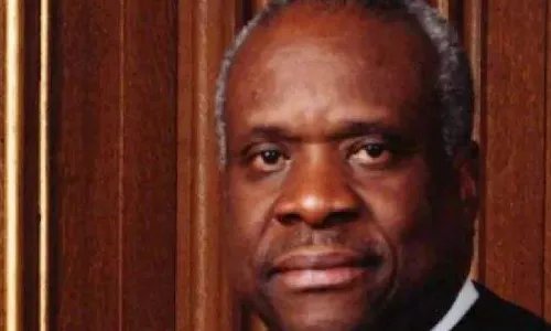 美国现任最高法院大法官是哪九位,他们的立场派别是什么?