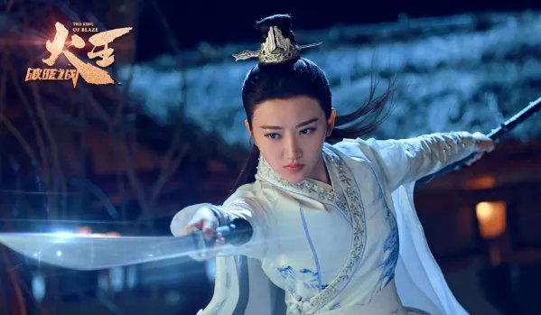 《火王之破晓之战》中景甜分饰哪两个角色？