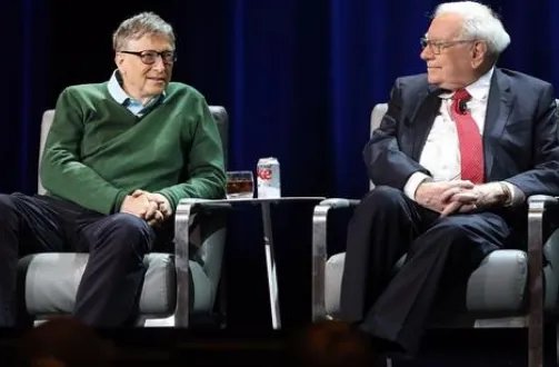 盖茨做蛋糕祝福巴菲特90岁生日,两人是怎样结识的呢?