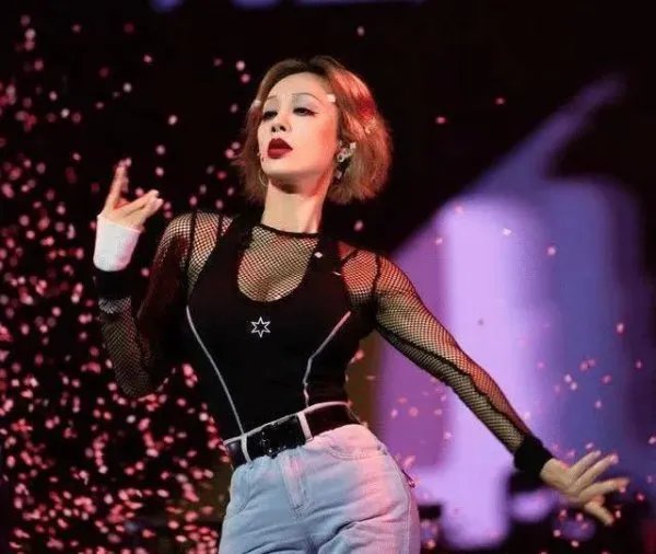 宁静身材一绝，被夸上热搜，48岁的她是如何保养身材的？